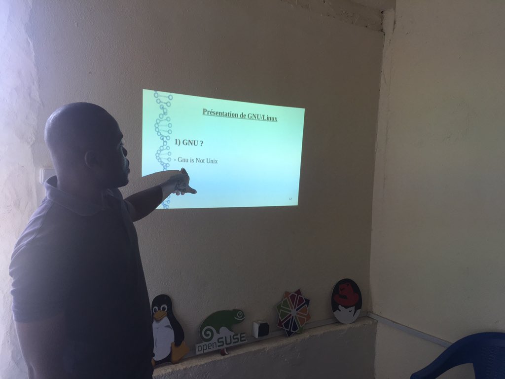 fkobon's tweet image. Place à #gnulinux avec @ibrahkeit à la #LinuxPresentationDay