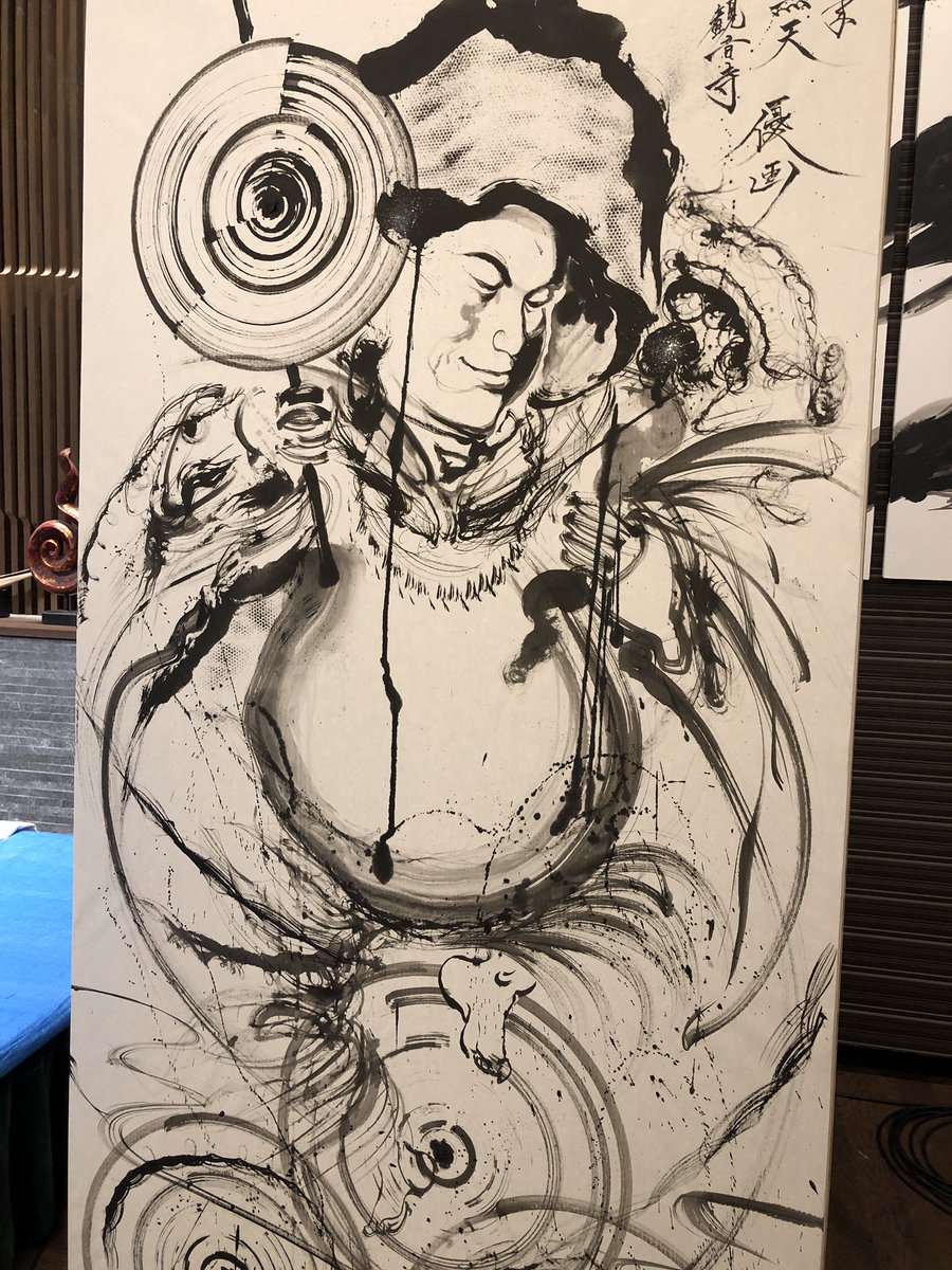 本日は於菊稲荷神社様の天井画完成祝賀会でライブペイントしました。
有名な御朱印の観音寺様とコラボで、
私は恵比寿様描きました。
観音寺様と迫力のパフォーマンスされた書画家の伊藤様とでお写真。
とても良い経験いただきました。
明日は於菊稲荷神社様で三回のライブペイントです。