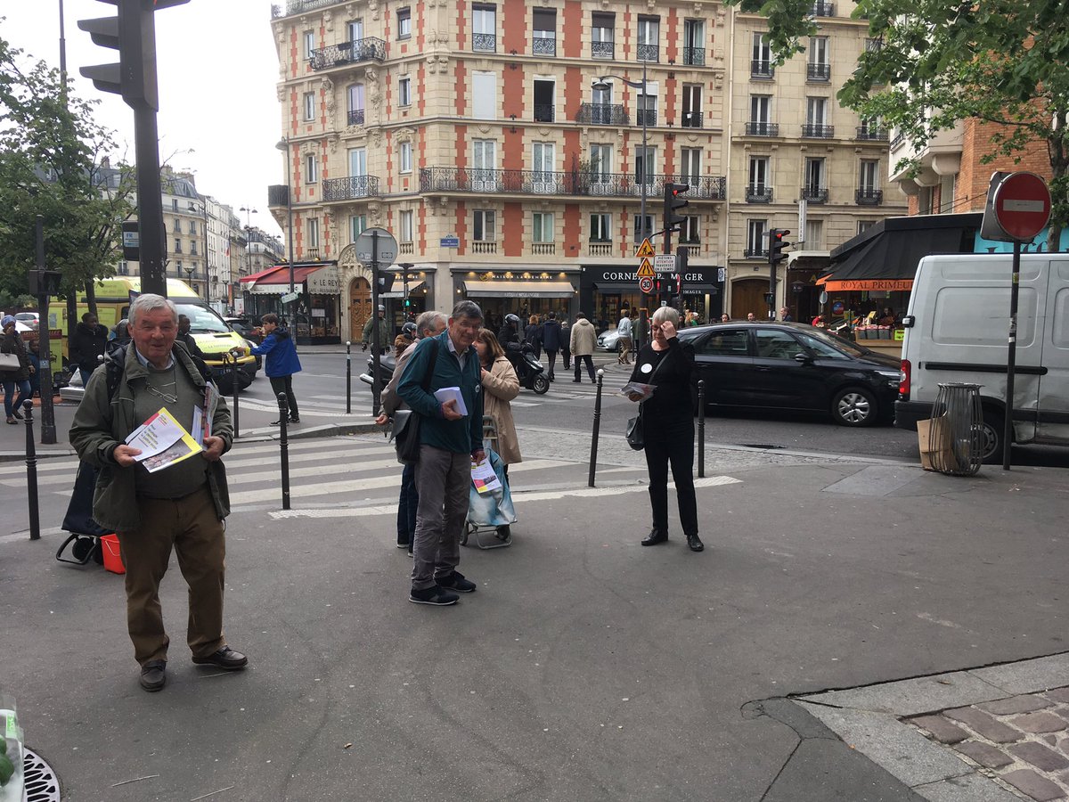 PSParis11e's tweet photo. Aux marchés #AlexandreDumas et #Chaillet forte mobilisation des militants ce matin pour donner @enviedeurope avec @rglucks1 cc @PS_Paris @placepublique_ https://t.co/mftHRtWqBT