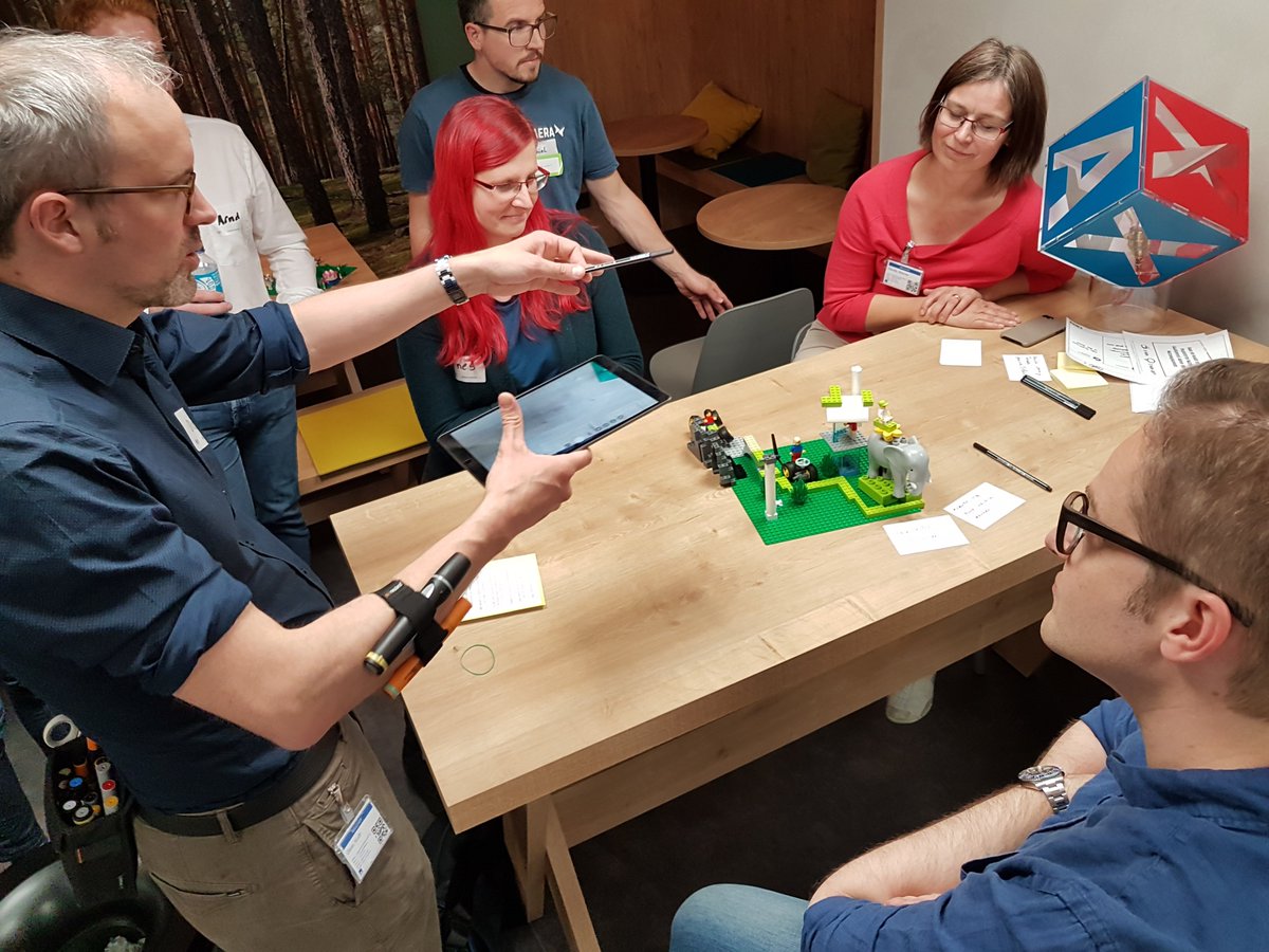 Dynamisches_U's tweet photo. Teilnahme an #LegoSeriousPlay als Teamplayer war super!  Bei  #ProductPeople in Köln, vielen Dank an @Boeffi für Orga. Mein #designthinking Vortrag + WS waren eine willkommene Gelegenheit, um den #agilen POs den Wert von #kreativem #kollaborativem #humanzentriertem Design https://t.co/k2fILgQ1pC