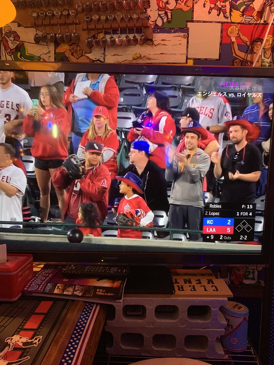Bar 4 Base Bar 4 Base 今夜は メジャーリーグ エンジェルス Vs ロイヤルズ戦を放映中です 最近 音がうるさいとクレームと通報に迷惑しております 一日に3回も通報する奴は きっと頭イカれた奴か 霊障食らった奴に違いないだろう アーメン