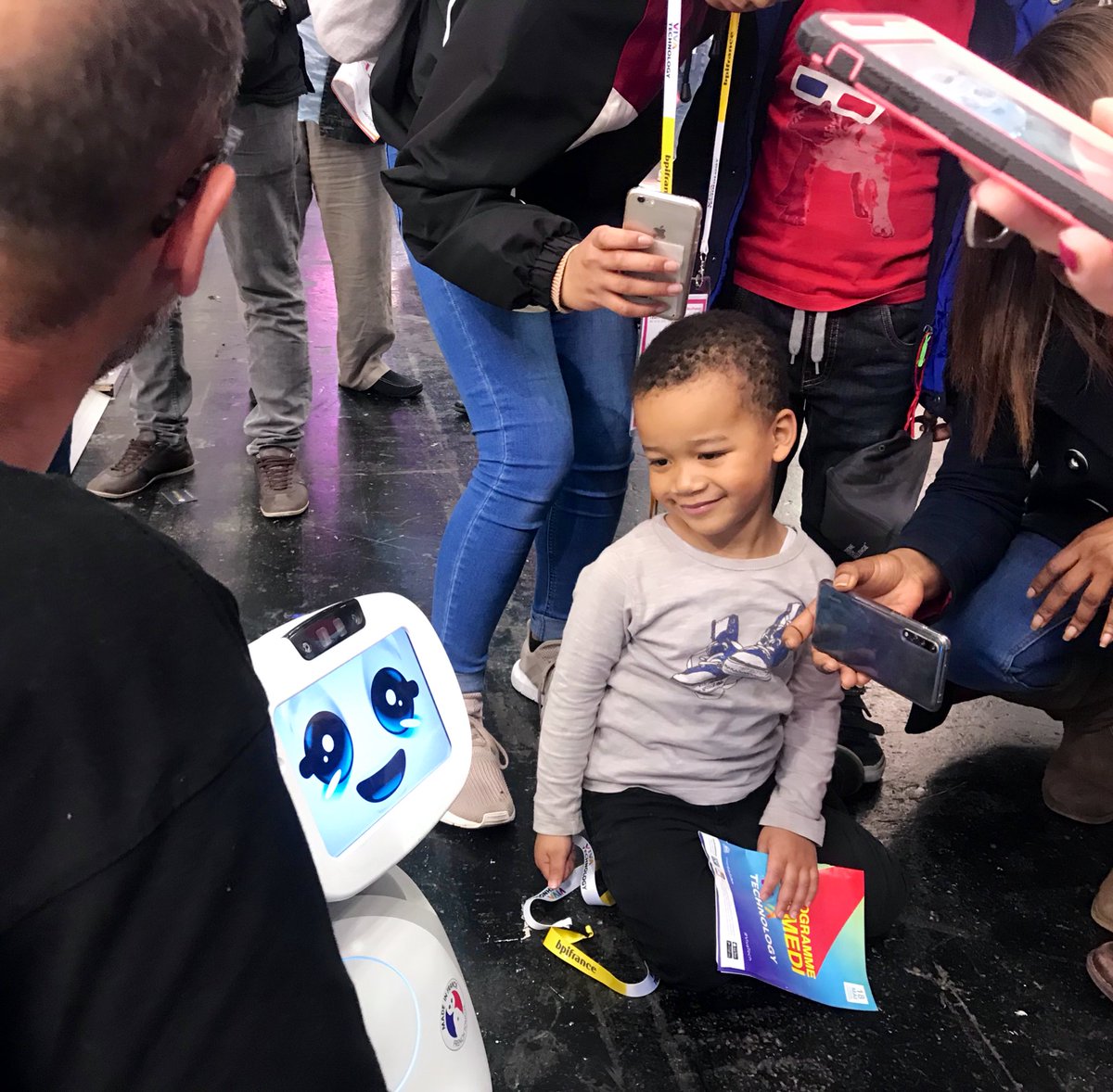 KPMGInnoLab's tweet photo. Le petit #robot BUDDY fait le bonheur des enfants sur le stand de @KPMG_France #VivaTech #VivaKPMG https://t.co/X4R3Lz1I59