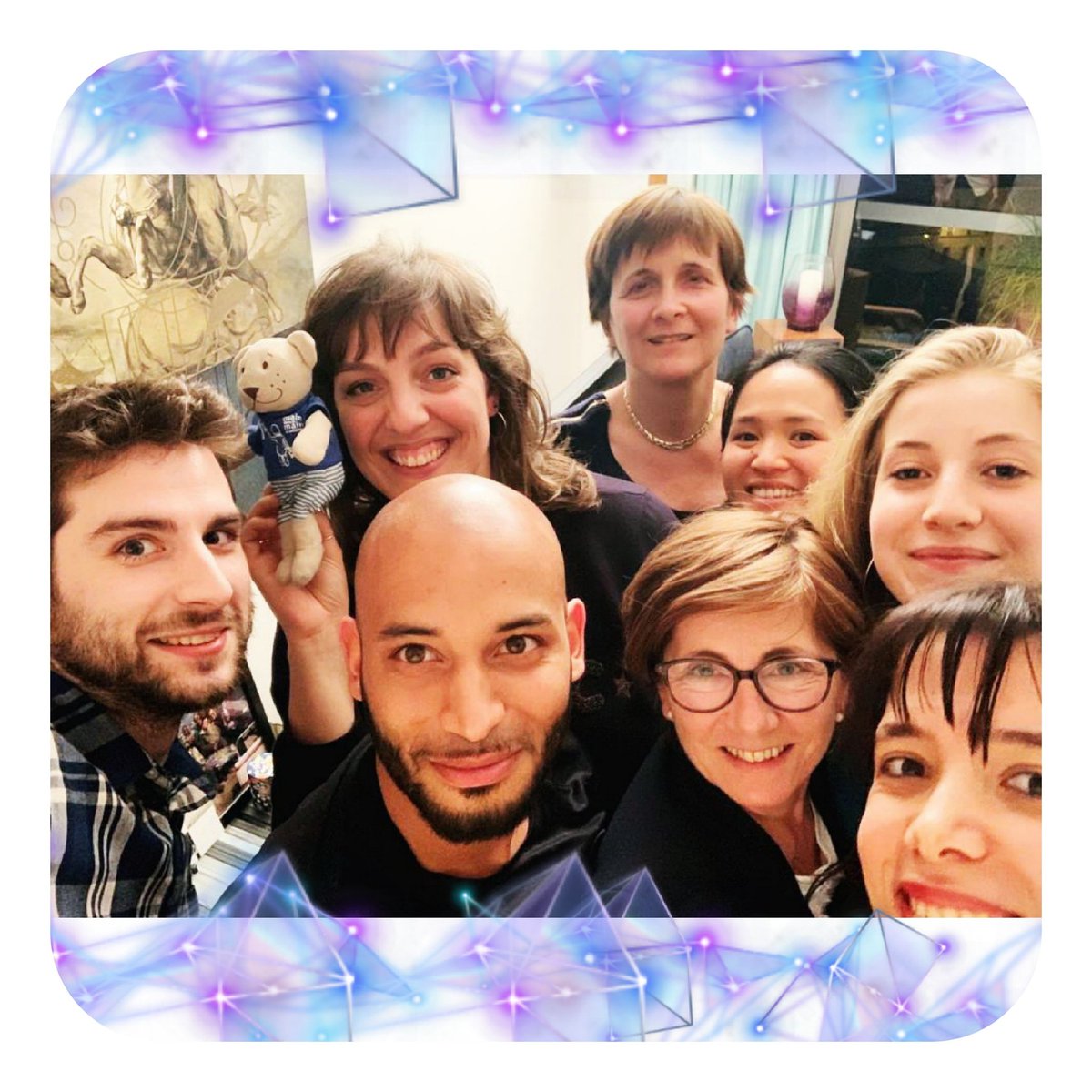 Doudou AiMe trouve que notre demie-équipe de bénévoles est très photogénique. Qu'en pensez-vous ? 🤳
Toi aussi tu veux être beau sur les photos ? Alors deviens #benevole !😬
#CestNousLesPlusBeaux ! 
#PrincesseSafa 
#MieuxQuUnePubBenetton
#asso #solidarite #teambenevole #diversite