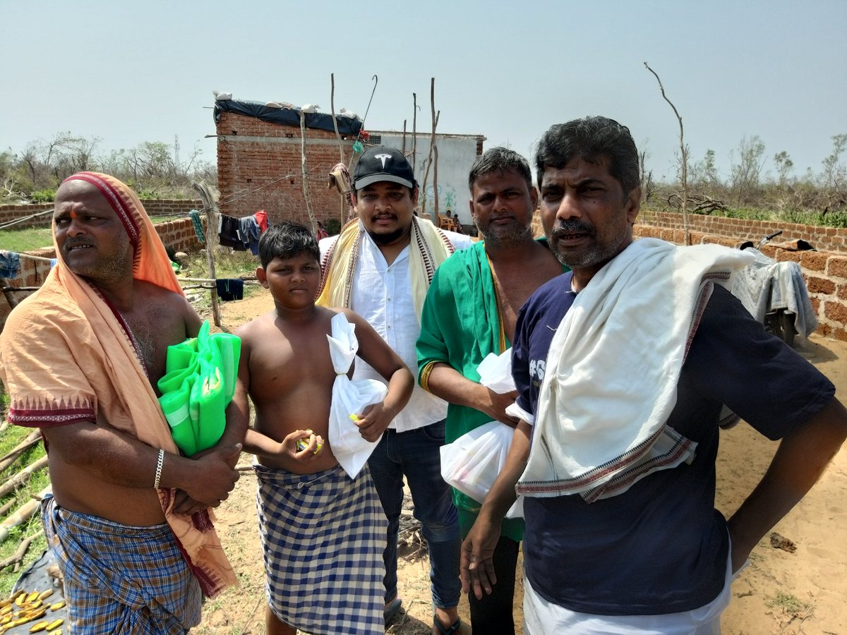 TNITweet's tweet image. #KhatiJamiba (@Khati_Jamiba), a group of Odia Twitterati, who started with random meet ups a few months ago, step in to help people in distress #CycloneFaniAfterMath . 

The group distributed relief materials at Agantipada village in Gop area of #Puri District. 

#TheNewsInsight