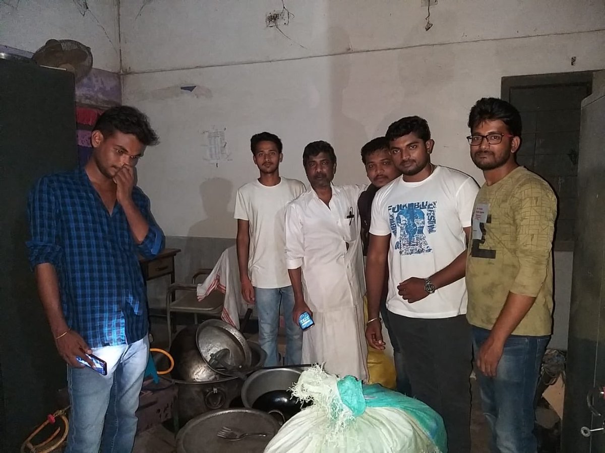 TNITweet's tweet image. #KhatiJamiba (@Khati_Jamiba), a group of Odia Twitterati, who started with random meet ups a few months ago, step in to help people in distress #CycloneFaniAfterMath . 

The group distributed relief materials at Agantipada village in Gop area of #Puri District. 

#TheNewsInsight