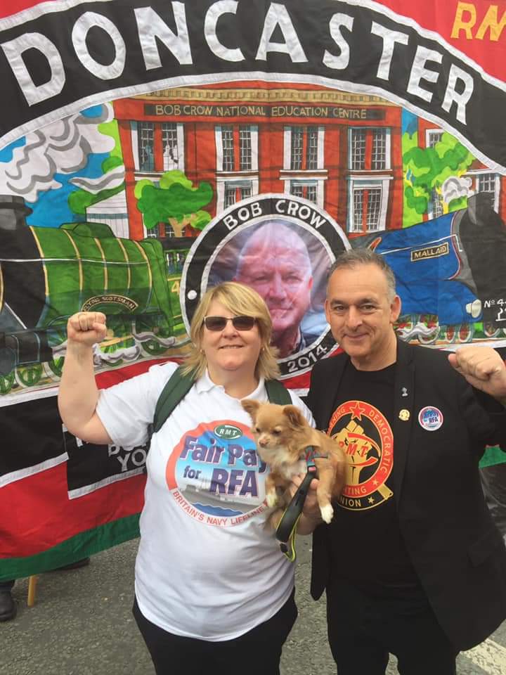 SHRMTACTIVIST's tweet photo. @SH4RMTGS
@RMTunion
@RMT_Scotland
@LUEngineering
@bakerloormt
@rmtdsb
@RMTMOb
@RMTLondon
@RMTWishMoth

Lovely Saturday at #WITHBANNERSHELDHIGH
#RMTUNION
#SH4GS https://t.co/JD31fO5DU8
