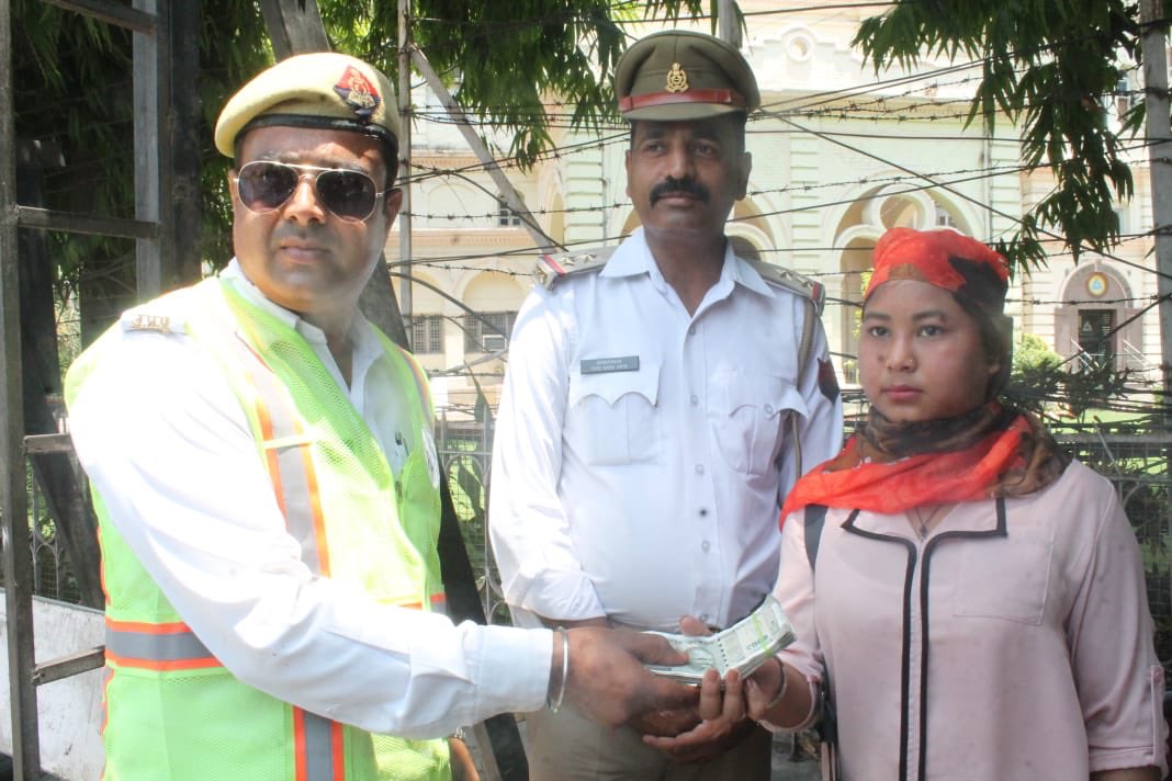 ट्रेफ़िक काँस्टेबल संजय उदैनियाँ,<a href="/lkopolice/">LUCKNOW POLICE</a> ,

मिशी,जिनके ₹50,000 गिरे थे,जो संजय को मिले।
बड़ी रक़म थी,उस पर्स में मिले नंबरों से उन्हें सूचना दी गयी तो बहुत ख़ुश हुयीं।
उनके आने पर उन्हें वापस कर दिए।
संजय भाई, #UpPolice को आप पर गर्व है।💪🏼
<a href="/ipsnaithani/">Kalanidhi Naithani IPS</a> <a href="/chakreshm/">Chakresh Mishra IPS ( चक्रेश मिश्र )</a> <a href="/vctcop/">Vikas Chandra Tripathi🇮🇳</a>