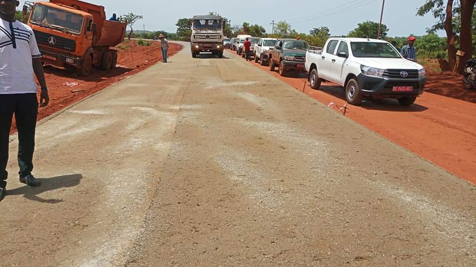 soumahguineen's tweet photo. #Route-La visite de chantier.
Le ministre des Travaux publics @NaiteMoustapha visite le chantier de construction de route #Siguiri-#Kintinian hier samedi.
Avec la volonté politique du Président #ALPHA CONDÉ, l'état de route Guinéenne s'améliore. https://t.co/yp5pwSCHUy