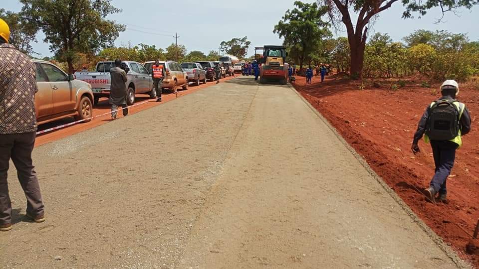 soumahguineen's tweet photo. #Route-La visite de chantier.
Le ministre des Travaux publics @NaiteMoustapha visite le chantier de construction de route #Siguiri-#Kintinian hier samedi.
Avec la volonté politique du Président #ALPHA CONDÉ, l'état de route Guinéenne s'améliore. https://t.co/yp5pwSCHUy