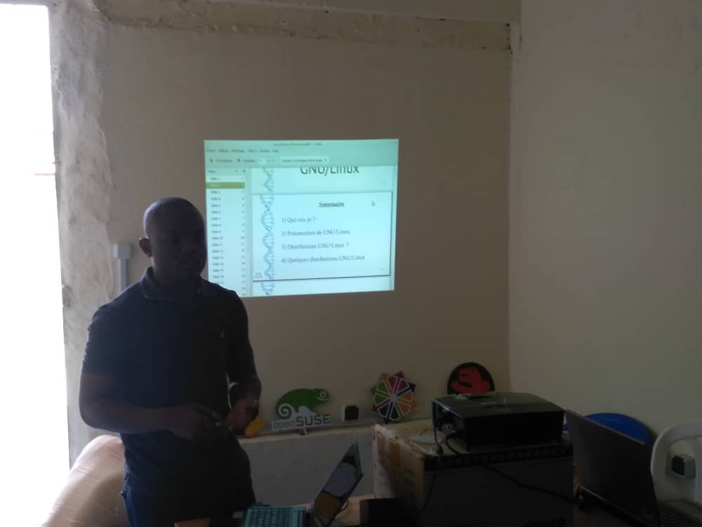 john_prof's tweet image. GNU/Linux et sa diversité de distribution avec @ibrahkeit  actu à @ayiyikoh #Linux #LinuxPresentationDay @Montpellibre @Emmabuntus