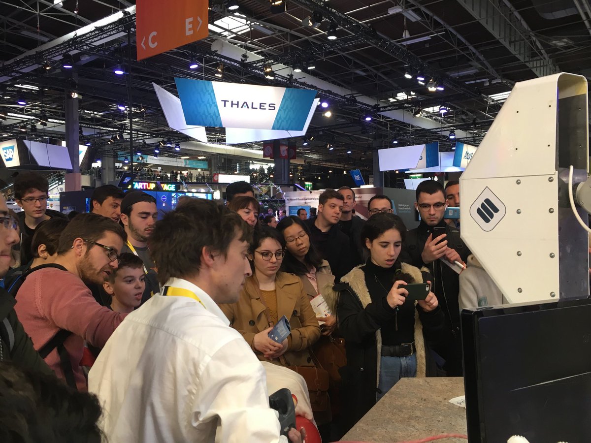 V_Leprince's tweet photo. #VivaTech Qui a dit que les jeunes n’étaient pas curieux ? Démonstration d’impression 3D avec #Soliquid sur le stand @GroupeBouygues 😀 D22 https://t.co/q6FCWUVnA7