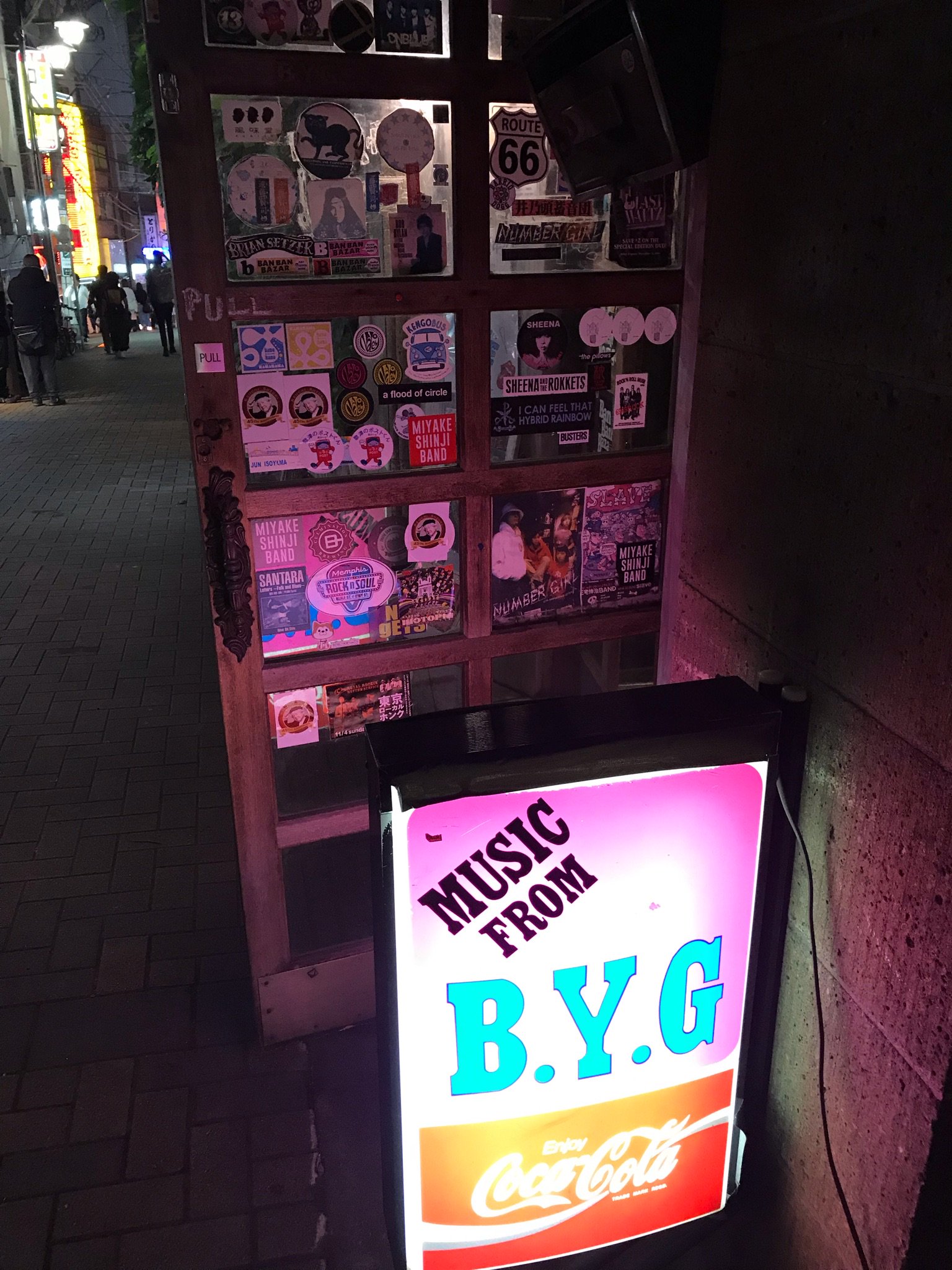 Tommy 2軒目は渋谷のロックバーbygに来てます 漫画 Beck に出てきたお店のモデルになった場所で 曲のリクエストもできるのが凄い嬉しい T Co 5lrc7z5pxq Twitter