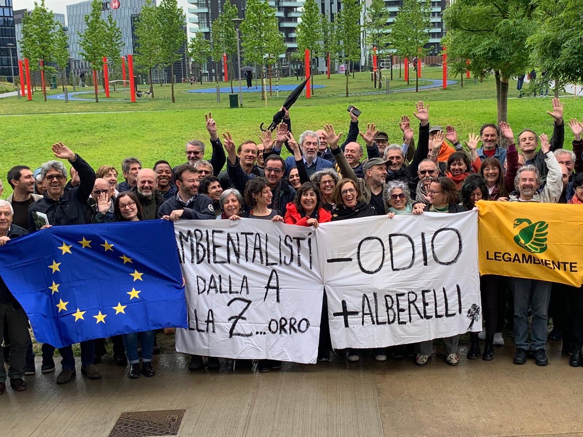BarbaraMeggetto's tweet photo. Ambientalisti dalla A alla Z...orro Da @LegambienteLomb un messaggio alla piazza #striscioni #piazzaduomo #milano https://t.co/iopiBLoCiY