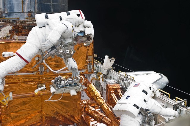 NASAHubble's tweet photo. #Now in 2009, astronauts John Grunsfeld &amp; Drew Feustel begin the final spacewalk of Hubble's last servicing mission. Their goals include installing new batteries, insulation panels, and an enhanced sensor to track the stars. #SM4live https://t.co/cp79B4VoJL https://t.co/ZeXo132Wsu