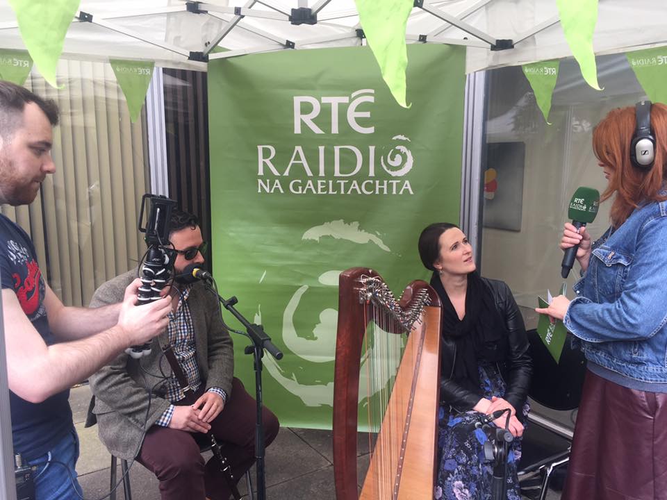 blathnaidlibh's tweet image. Buíochas lenár n-aíonna ar fad - idir cheoltóirí agus chainteoirí - agus libhse a lucht éisteachta as a bheith linn gach Satharn ar @RTERnaG 
Maidin álainn caite againn le daoine breátha...