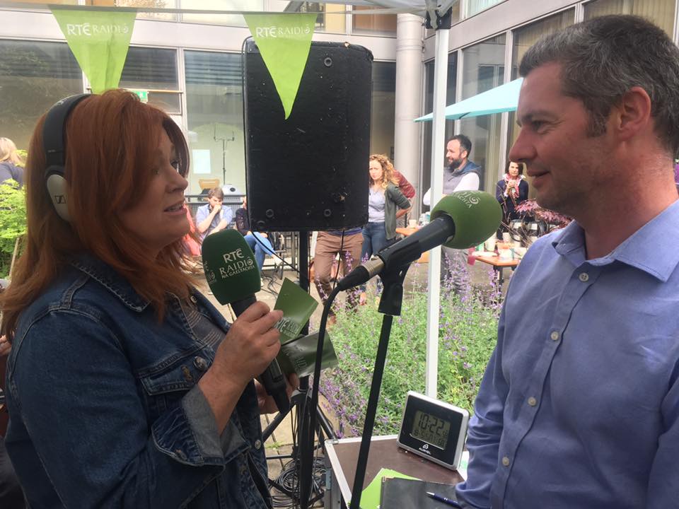 blathnaidlibh's tweet image. Buíochas lenár n-aíonna ar fad - idir cheoltóirí agus chainteoirí - agus libhse a lucht éisteachta as a bheith linn gach Satharn ar @RTERnaG 
Maidin álainn caite againn le daoine breátha...