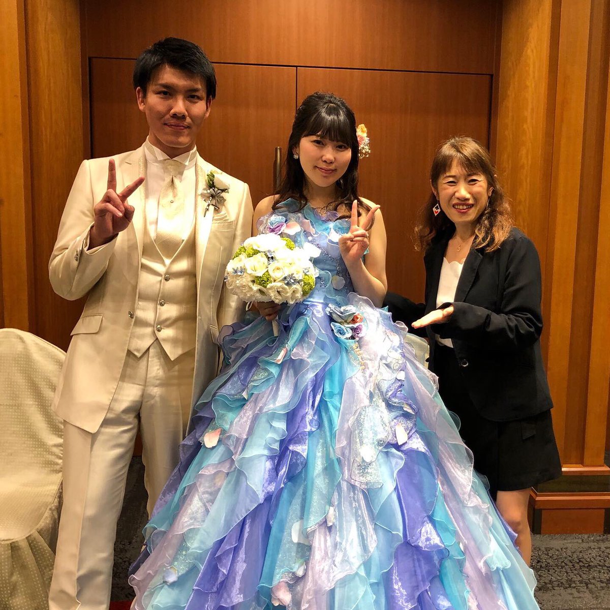 わか葉 結婚式 でのお仕事でした ご本人達もお客様もお若くて 男性が多いということで 若い女性マジシャン とのご依頼 で この方 ぺる ちゃん 私はもちろんアテンド 新郎新婦を巻き込んでのマジックショー 盛り上がりました ありがとう