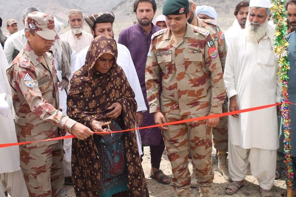WordsOfKaleem's tweet photo. Providing clean drinking water to the locals of district #Chagi at doorsteps.
Solar system based water supply scheme was installed by #PakArmy and inaugurated by a widow and local tribesmen in #Padag
#Pakistan #Balochistan
@peaceforchange
@OfficialDGISPR https://t.co/9lrkDm30bB