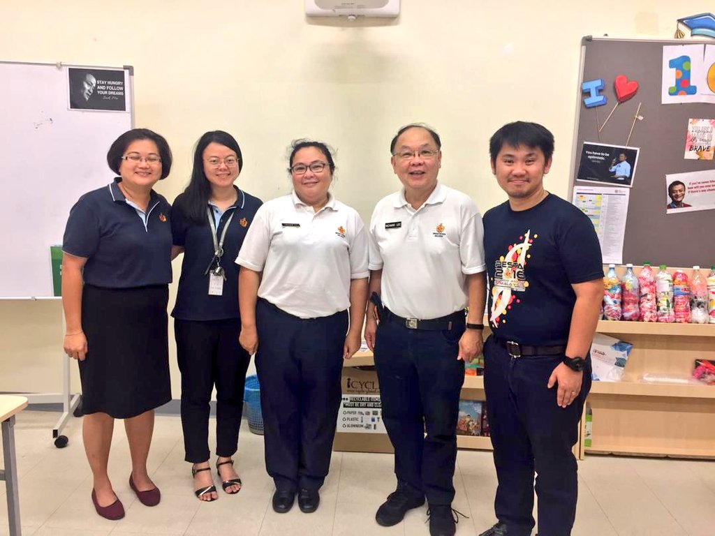 HISBB3's tweet photo. Thank you Mr Richard and Madam Giok Hui for visiting HIS BB parade! The members are so excited to see you and requested for hugs! 😆😆😆 @pt_stella @VtlProfessor @mokpauline #his_learning https://t.co/EwoBFzEmva