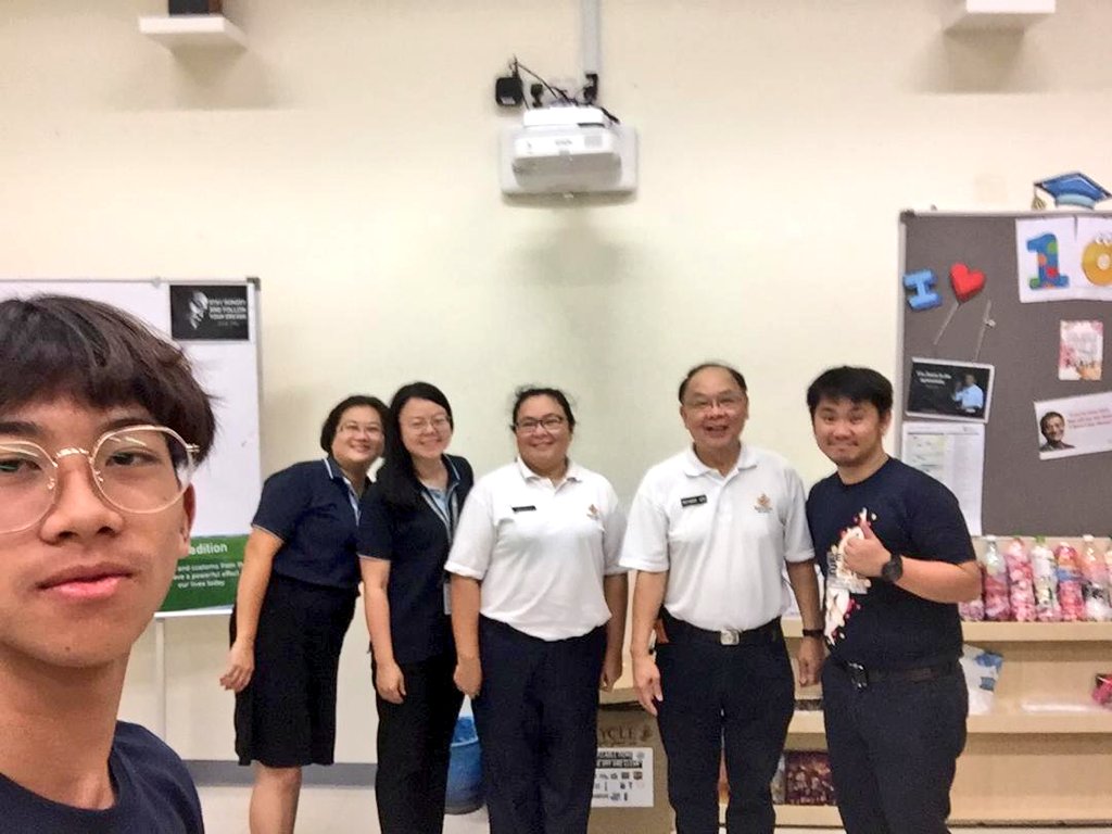 HISBB3's tweet photo. Thank you Mr Richard and Madam Giok Hui for visiting HIS BB parade! The members are so excited to see you and requested for hugs! 😆😆😆 @pt_stella @VtlProfessor @mokpauline #his_learning https://t.co/EwoBFzEmva
