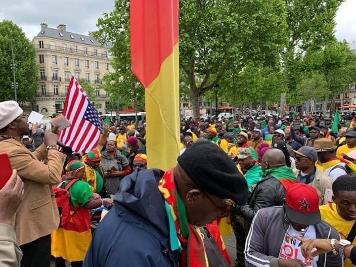 MimiMefoInfo's tweet photo. As international pressure on the Cameroon government mounts, diasporans are not giving up. 

A huge anti-Biya protest is ongoing in France. 
Organizers who displayed the pictures of the incarcerated CRM leader, Professor Maurice Kamto, are calling on Paul Biya to step down. 

MMI https://t.co/IxGOuU3CLe