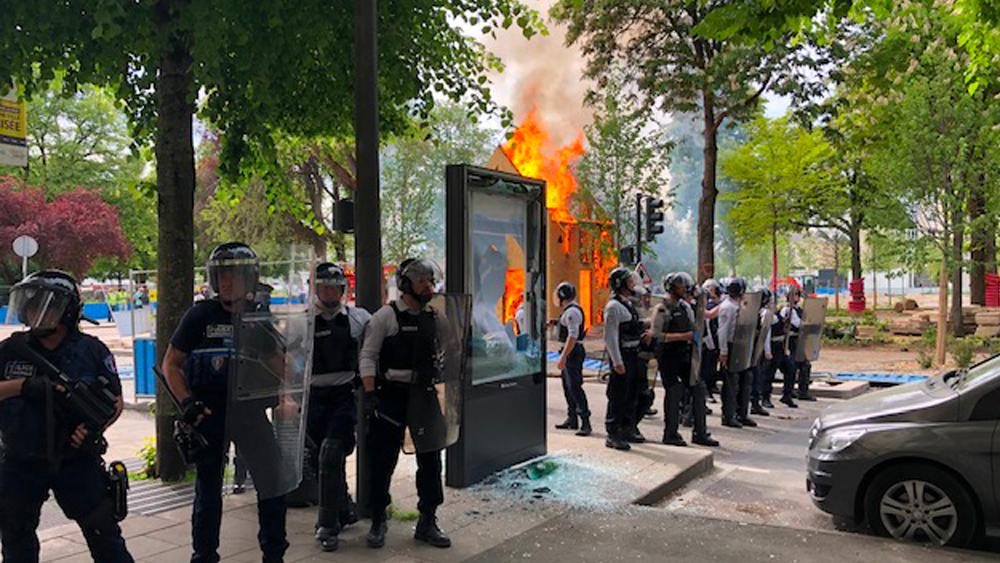 icichampagne's tweet photo. EN DIRECT | Gilets jaunes : De nombreuses violences et dégradations à @VilledeReims #GiletsJaunes 
https://t.co/VwXknW3Au3 https://t.co/4Hmmvrqou4