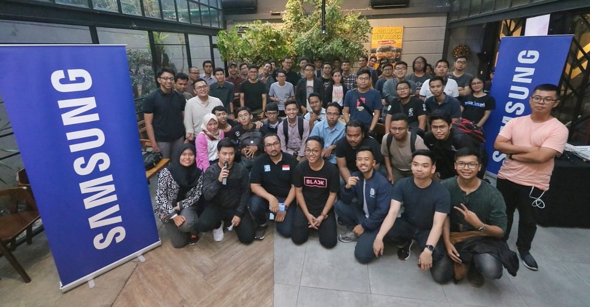 WisnuKumoro's tweet photo. Hari yang menyenangkan dan inspiratif. Thanks to @samsungID udah mensponsori acara seru ini. Kapan-kapan ajak #BerEmpat lagi ya.
Dan terimakasih yang sudah jauh datang dari Bandung, Cilegon dan Bekasi. Kalian luar biasa. https://t.co/66joMorABq