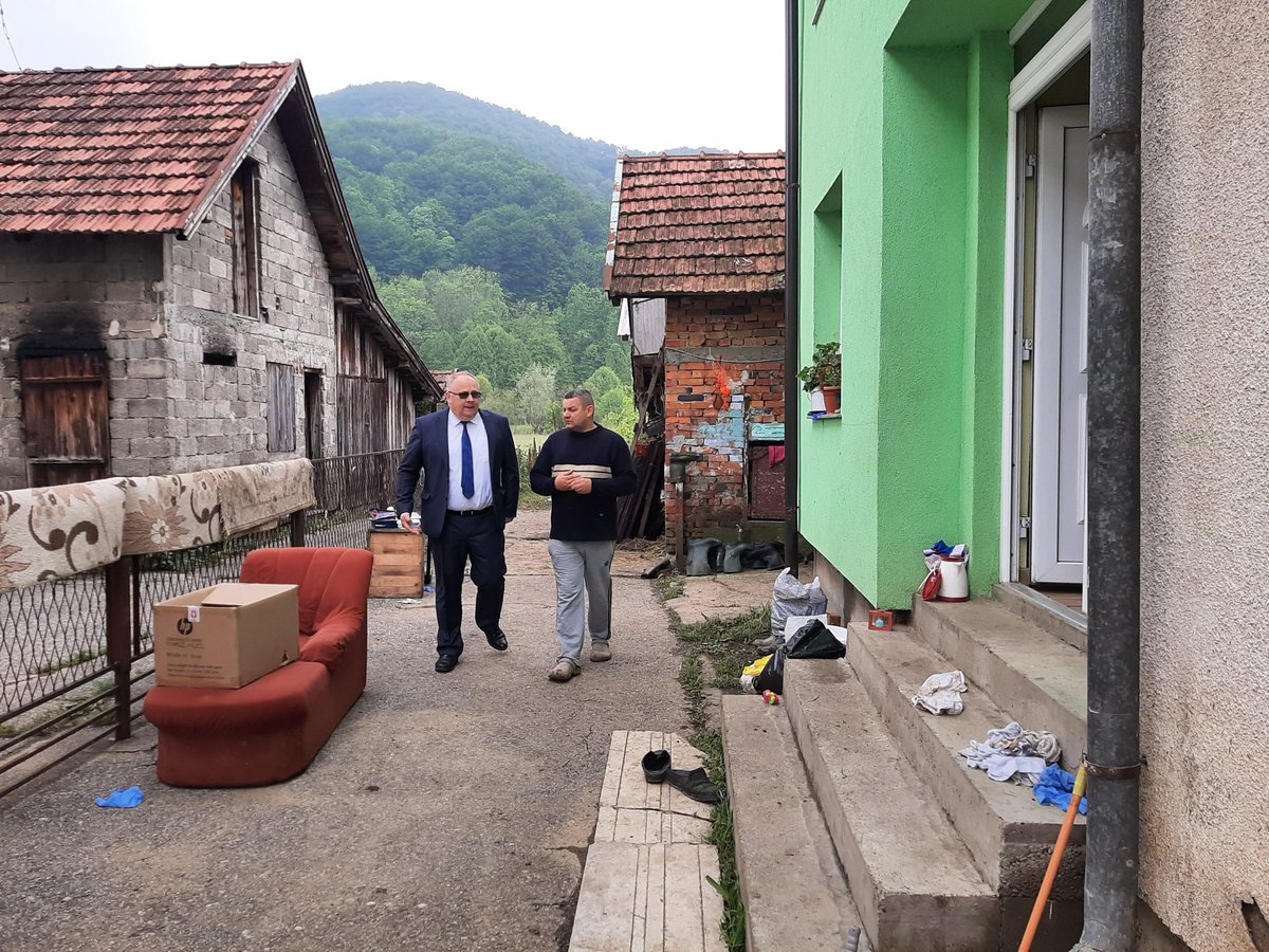 b_stokicATV's tweet photo. Stigla pomoc Draganu Babicu iz Vrela, radniku @BanjaVrucica. Za sanaciju stete od poplava za radnika 5000 KM od poslodavca, paketi pomoci i na raspolaganju tehnicki servis banje za gradjevinske radove! Babic je otac cetvoro djece i konobar u #BanjaVrucica 23 godine. @AtvBanjaluka https://t.co/uiOTXWc37G