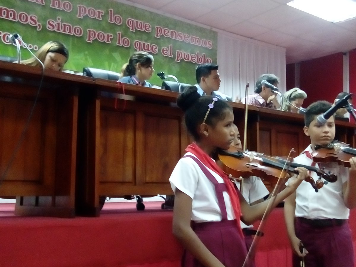 CaridadLeonC's tweet photo. Hermosa mañana de sábado. Desarrollan los estudiantes de la Federación Estudiantil de la Enseñanza Media su Asamblea provincial. #Cuba
#SomosCuba .#SomosContinuidad #EducaciónGranma https://t.co/s9S8EHuuns