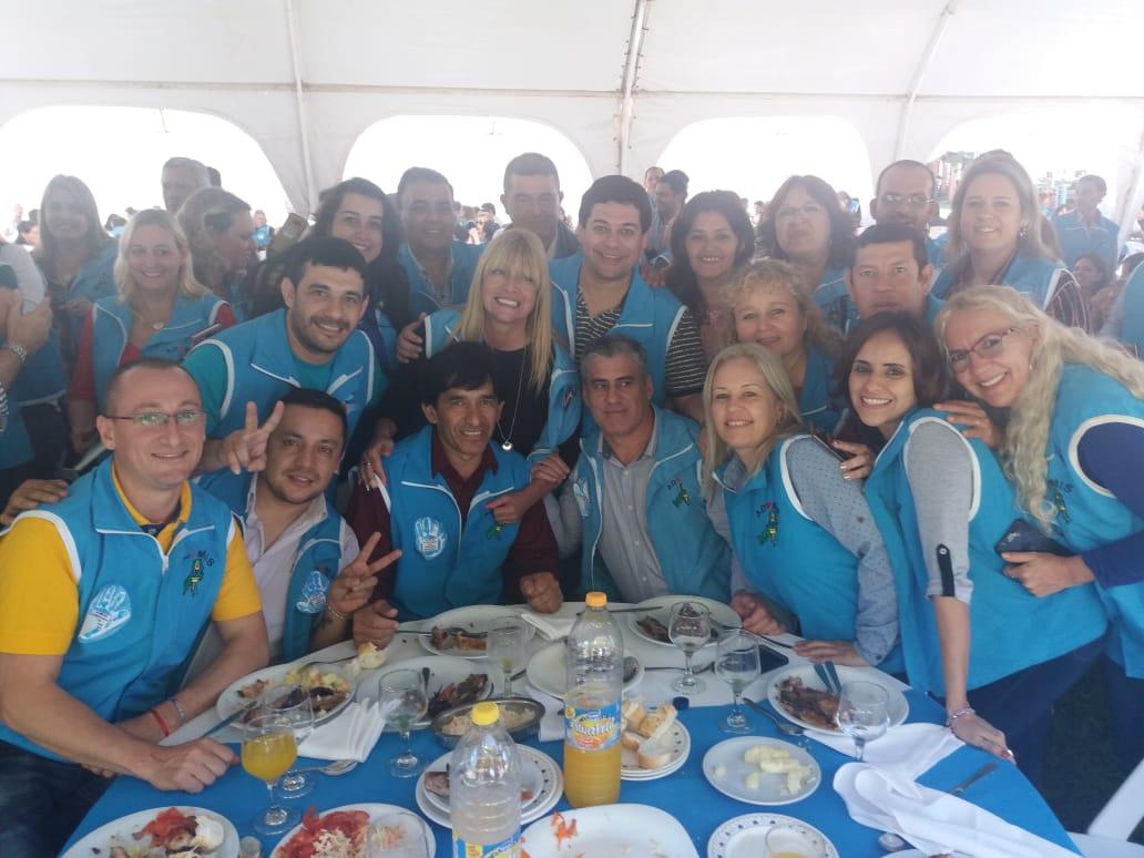 orlandobishels's tweet photo. Hay hechos que quedan en la historia y el día de ayer es uno de ellos. Orgulloso de pertenecer a tu equipo @mariluleverberg mi administración de siempre.
@udpm_misiones @Stefaniadirie @Sandragrade1 @martin_monzonn https://t.co/UlW6w5hFuV