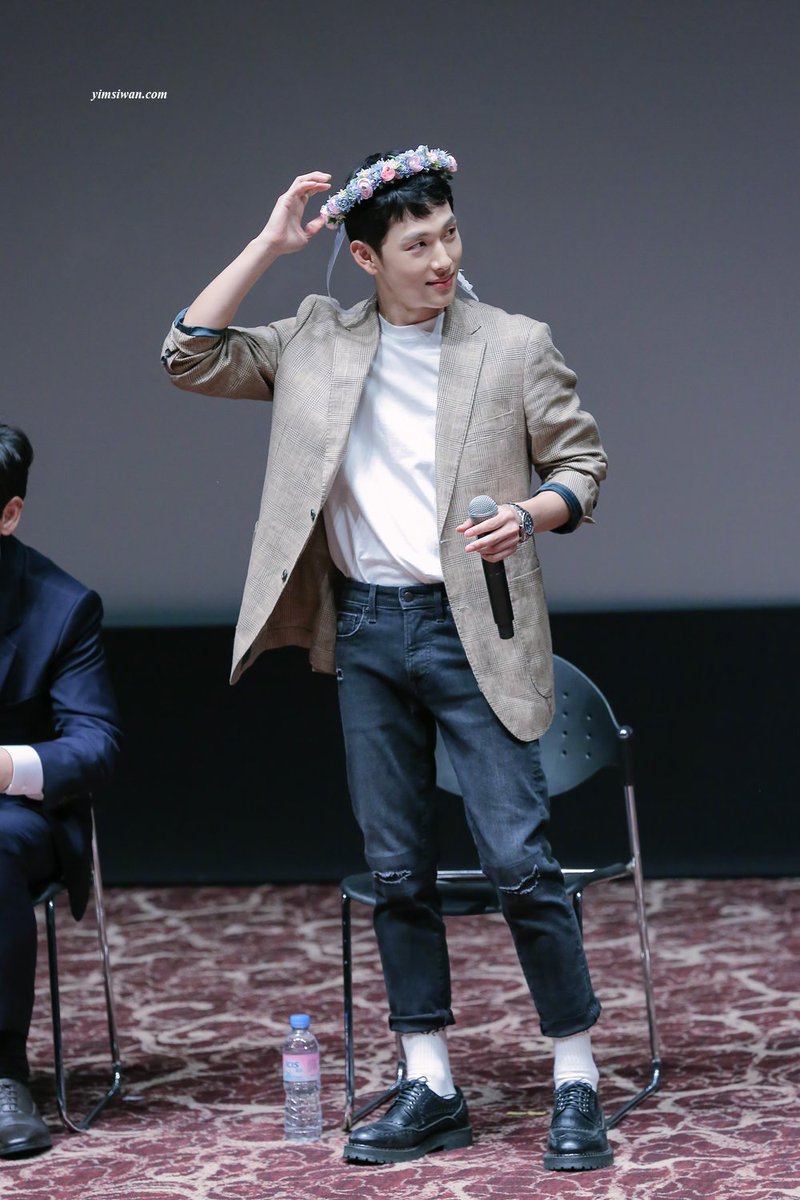 yimsiwancom's tweet photo. 190518 #임시완 / 사회자님이 화관 쓰라고 하자 
(1) 화관 한 번 보고
(2) 사회자님 보고
(3) 머;쓱;
(4) 반대 쪽 보기 https://t.co/sehOmE9IJX