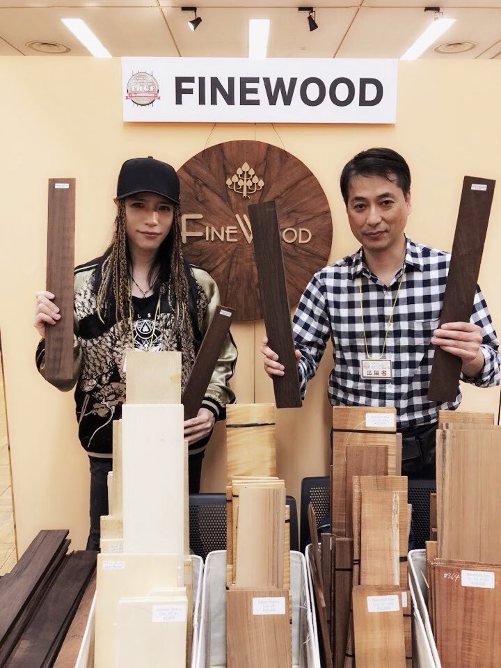 TakayoshiOhmura's tweet photo. 『TOKYOハンドクラフトギターフェス2019』FINEWOODブース1日店長無事終了〜😚僕の得意とするハカランダ、インドエボニー、ココボロもしっかり売れまして、僕自身も何点か収穫出来たりと非常に楽しませて頂きました🌳どうもありがとうございました‼️
#ハンドクラフトギターフェス #FINEWOOD #大村孝佳 https://t.co/zmV1ZtlViy