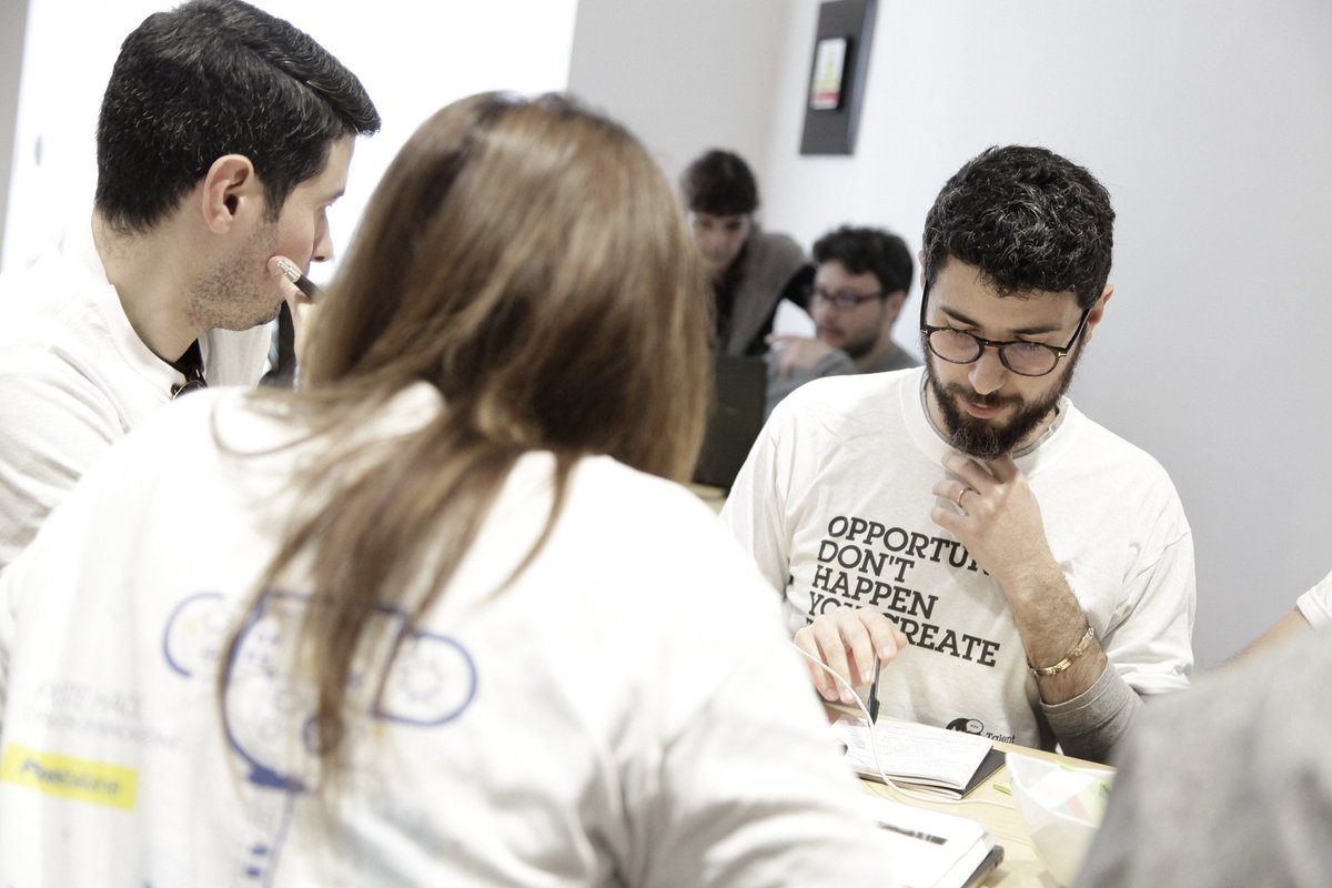 PosteItaliane's tweet photo. I team sono a lavoro insieme ai propri mentor per progettare soluzioni innovative ai problemi di tutti i giorni. Stavolta il target sono i Senior e la sfida è realizzare un servizio che possa far sentire indipendenti e al sicuro sempre. #TalentGarden #Roma #PosteHack https://t.co/EF2sLmtzcC