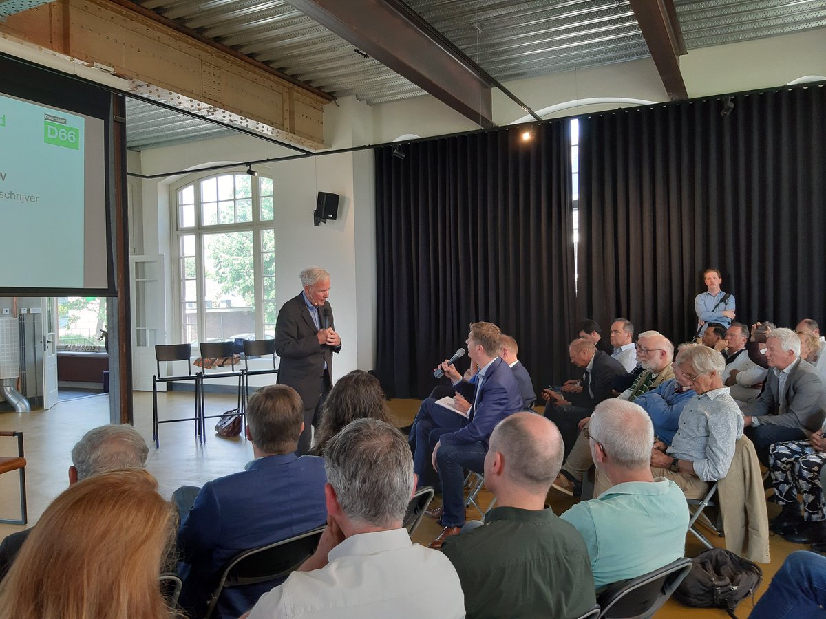 Korte discussie tussen <a href="/MatthijsSienot/">Matthijs Sienot 💬</a> En <a href="/JanTerlouw/">Jan Terlouw</a> na een indrukwekkend verhaal van de laatste.
