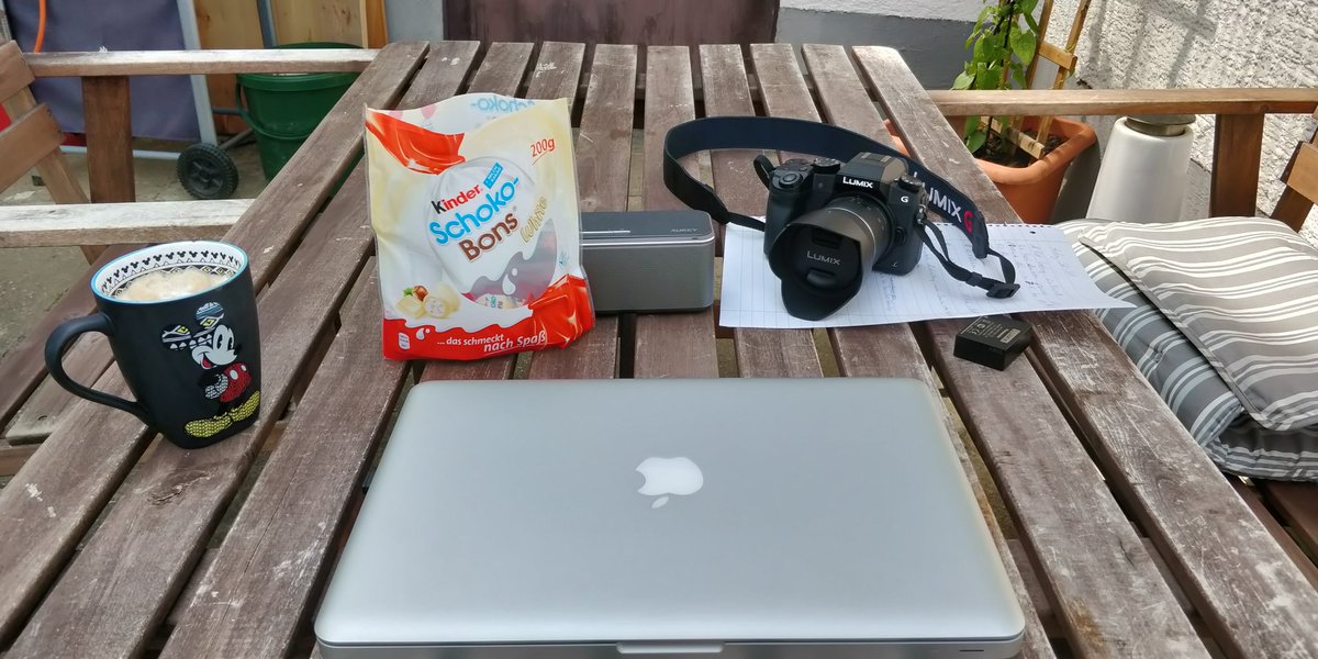 Flash_Box_'s tweet image. Mein Samstag Mittag Programm 😂 im Garten #Skript schreiben, #kaffee genießen und wenn es die Zeit erlaubt noch ein paar #shots drehen 🎥. Zum Abschluss wird heute Abend noch was auf den #grill gelegt. Euch ein schönes Wochenende☀️☀️☀️