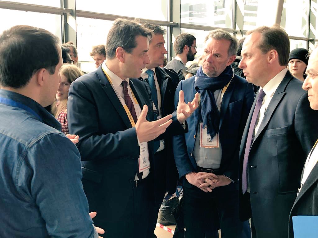 Oracle_France's tweet image. Visite de Monsieur le Député @jclagarde au #XRPark à #VivaTech 📍

💡#VivaOracle #GovTech #VR #SmartCity