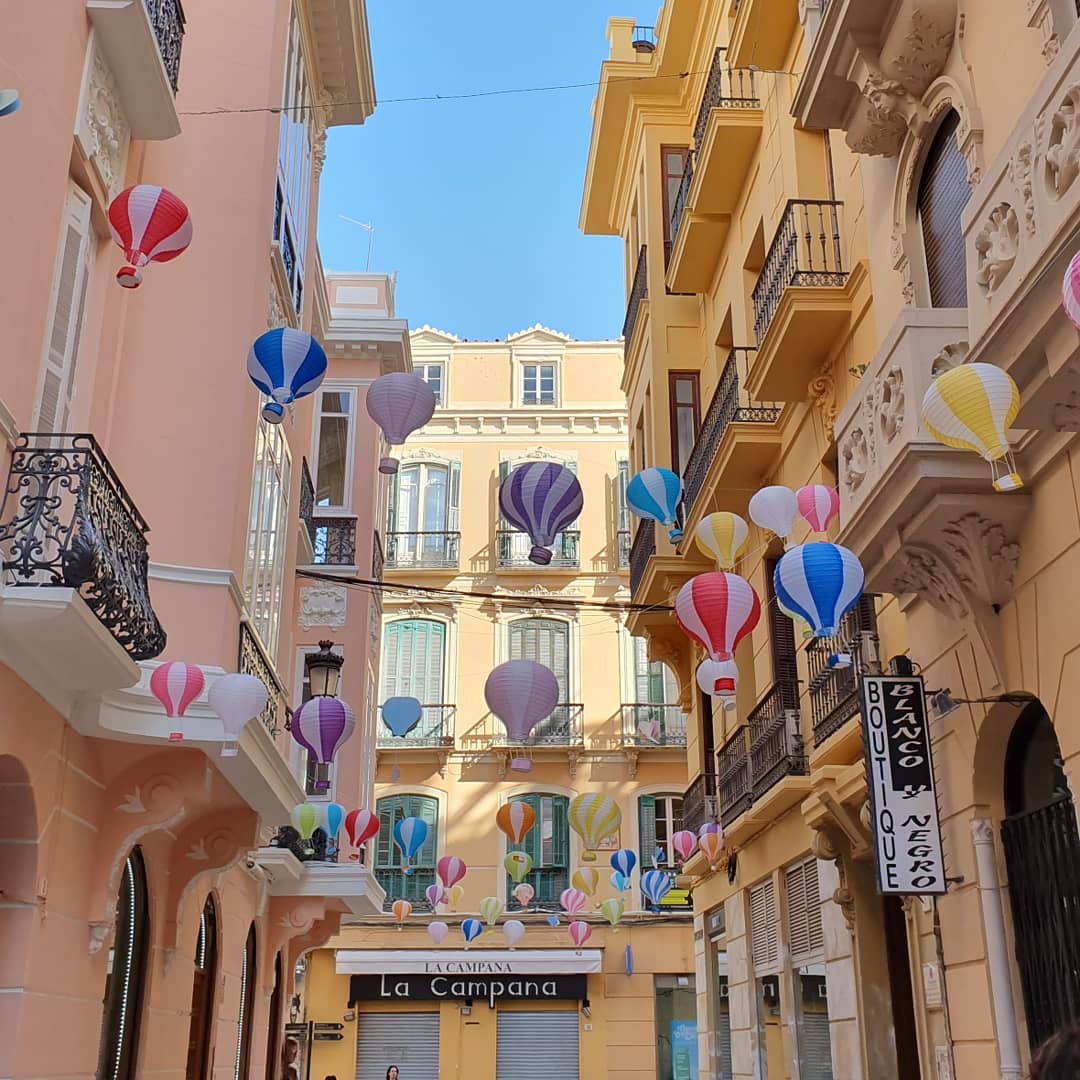 EvenCon2Tacones's tweet photo. Si hoy vienes a la @nocheenblancomlg pásate por calle Echegaray y hazte tu foto con este cielo de globos. ¡Nos encanta cómo nos está quedando! 👉🏻 y etiquetarnos si os gusta ¡Queremos ver vuestras fotitos📸📸😉 #nocheenblancoMLG #Málaga #eventos #decoración https://t.co/uzM2MireHg