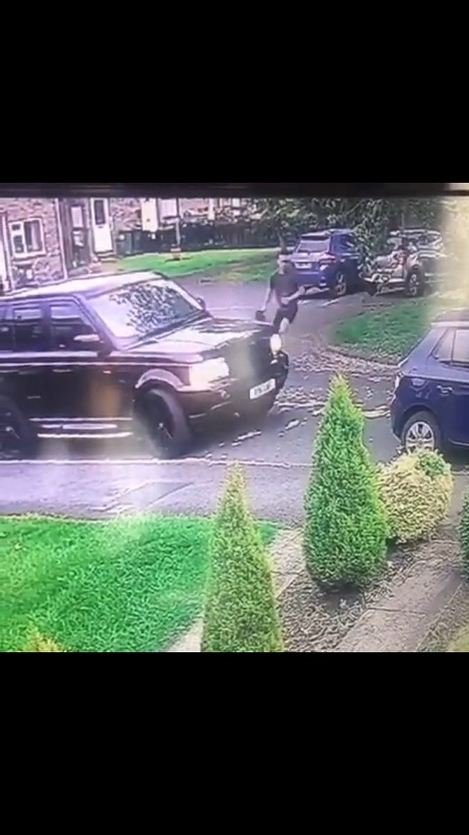 lucyparge's tweet photo. Please help spread this for a friend of mine . This is at 8pm yesterday in #Farsley leeds .. a friend of mine had an attempted car jacking incident, 2 men , one masked , and one who isn’t ... do you know him ???#Pudsey  police would like to know him too ... so would I 😡🤬 https://t.co/K8XcErNTnh