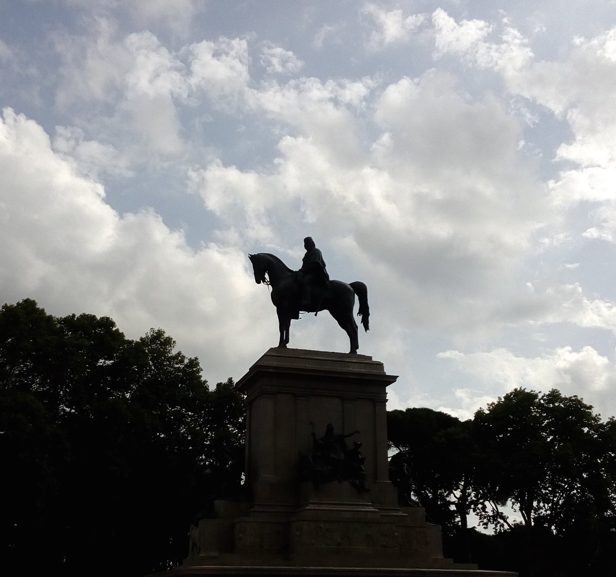 #Gianicolo
Anche con il cielo nuvoloso la statua di Garibaldi è imponente.
In ricordo della gloriosa resistenza della #RepubblicaRomana del 1849 all'assedio delle truppe francesi!
#PhotoMW #MuseumWeek #MausoleoGaribaldino #PortaSanPancrazio