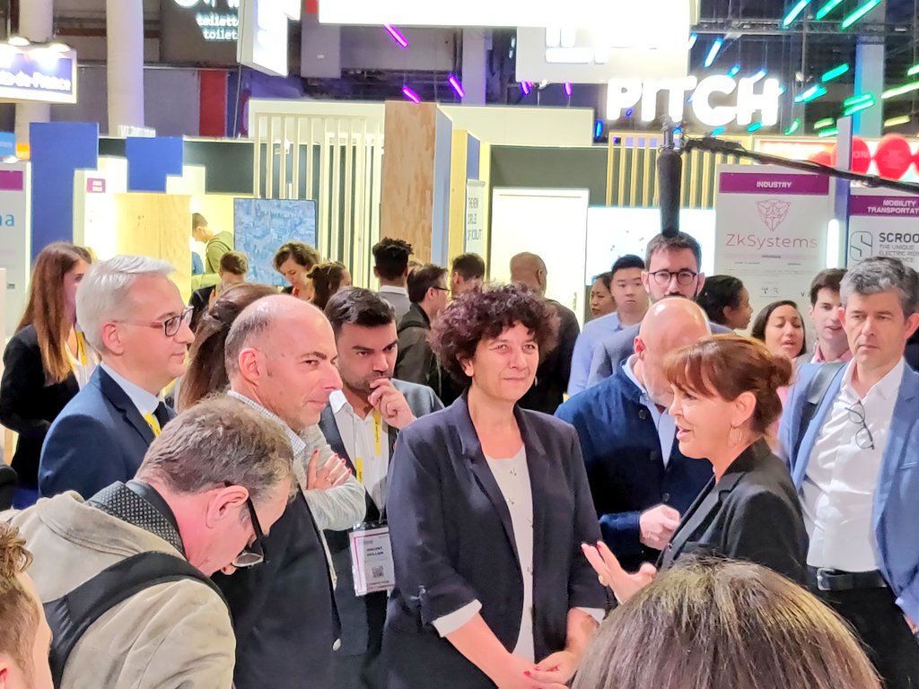SanofiFR's tweet photo. [#VivaTech] @VidalFrederique, Ministre @sup_recherche, est venu découvrir notre Lab #Tech4Health 🚀 

L'occasion de découvrir l'#innovation @sanofi &amp; d'échanger avec nos #jeunes lancés dans l'intrapreneuriat !

#AlternUp #esante #medtech #recherche https://t.co/VKuTMPArYS