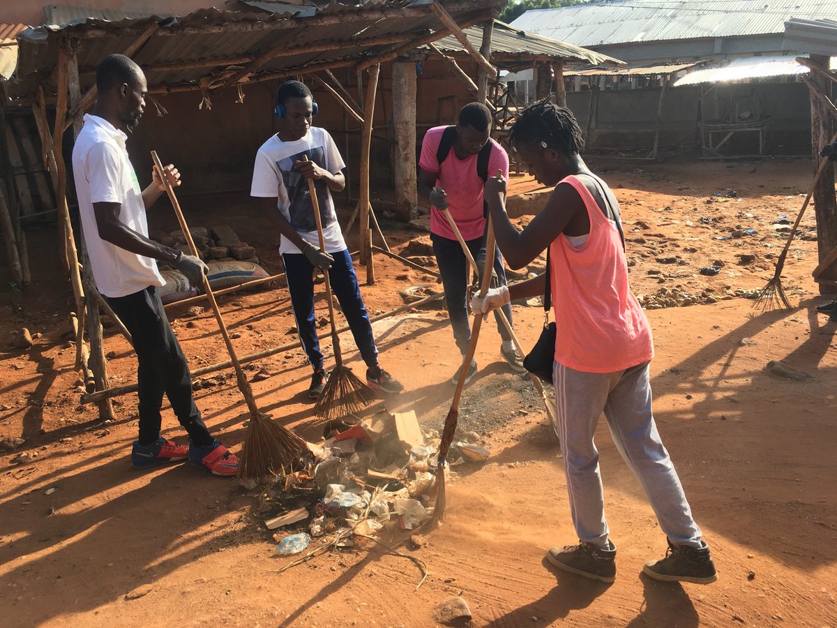 VerteBenin's tweet photo. Activité de sensibilisation et de nettoyage au Marché d’Akassato. @ab_benin @PresidenceBenin @EELV38 @ecolo44 @UEcologie https://t.co/lD38W0ClIh