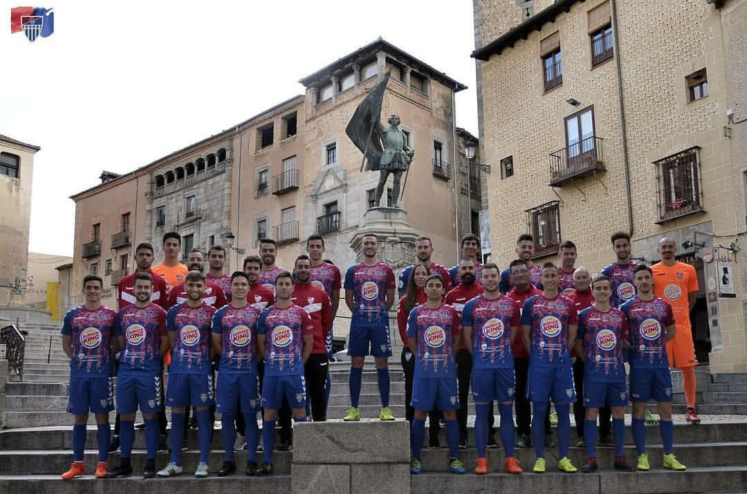 Foto oficial de la primera plantilla de <a href="/lagimnastica/">Gimnástica Segoviana CF</a> 2018/2019, con Juan Bravo detrás; a su espíritu habrá que apelar para que estos hombres logren el cuarto ascenso a Segunda B en la historia del club.
La foto es de <a href="/MartinMisis/">Juan Martin Misis</a>
