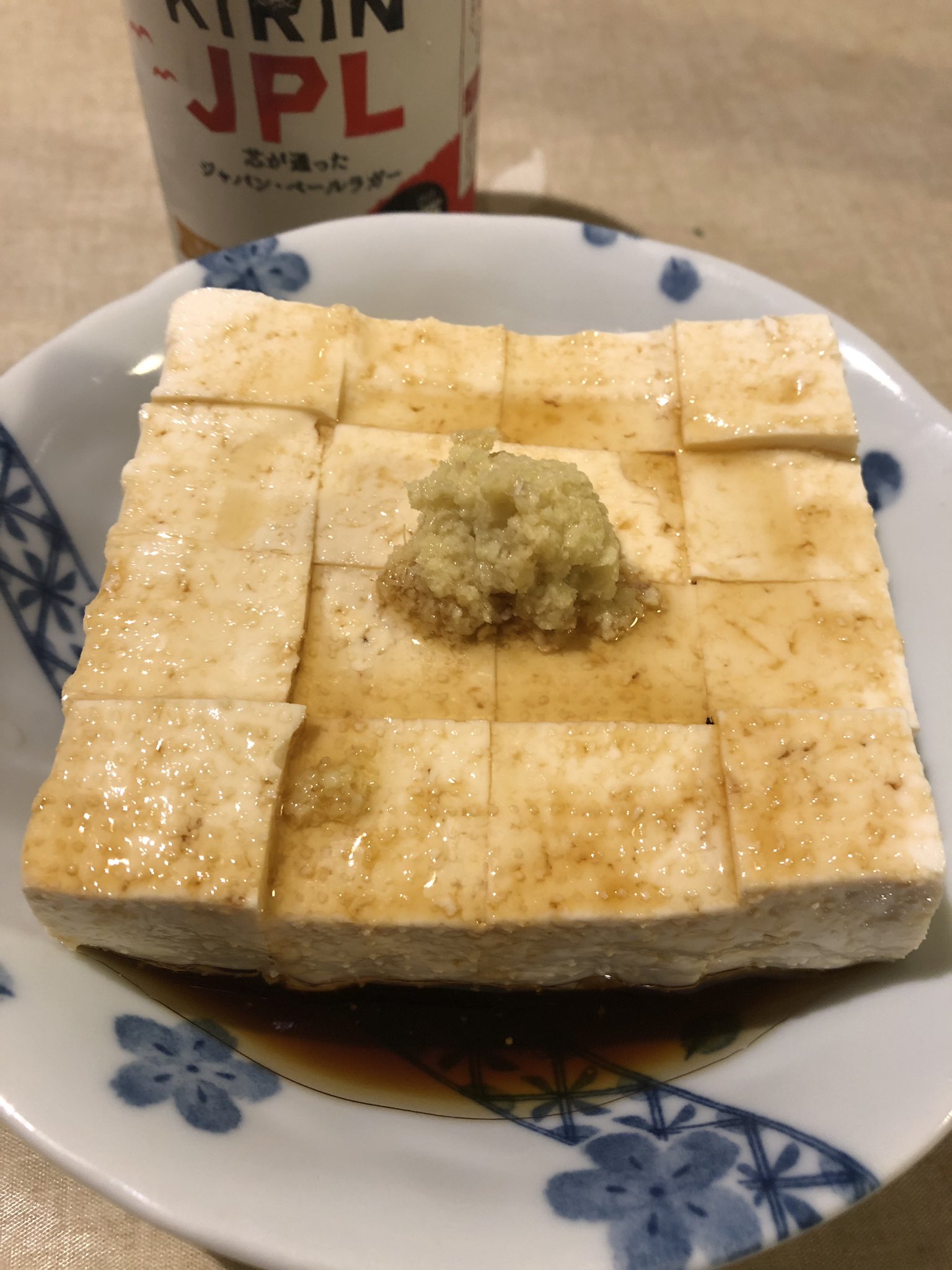 イナダシュンスケ 豆腐欲が高まったので 木綿豆腐一丁分の冷奴 醤油と生姜と胡麻油少々 いつの頃からか ネギとかつお節はノイズになったのだ T Co Woxhlvdzik Twitter