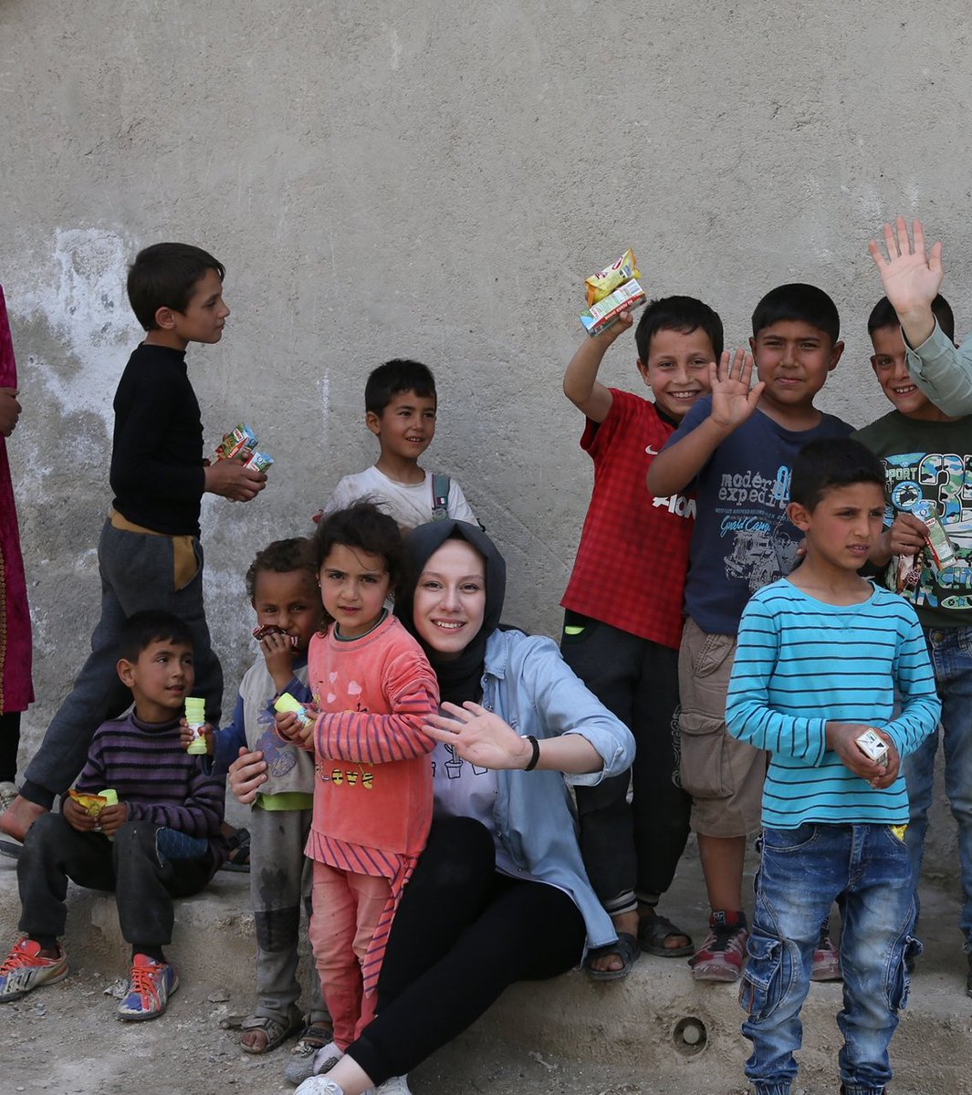 DurannEliff's tweet photo. Büyüklerin cehenneme çevirdiği bu  dünyada çocuk olmak, gülüşlerdeki masumiyeti korumak zor. Savaşın içinde çocuksanız çok erken büyümeniz gerek. O gülüşlerde payınız olması ise dünyayı çekilir kılanlardan. @Velhasilinsan https://t.co/JWW5ICjnMf