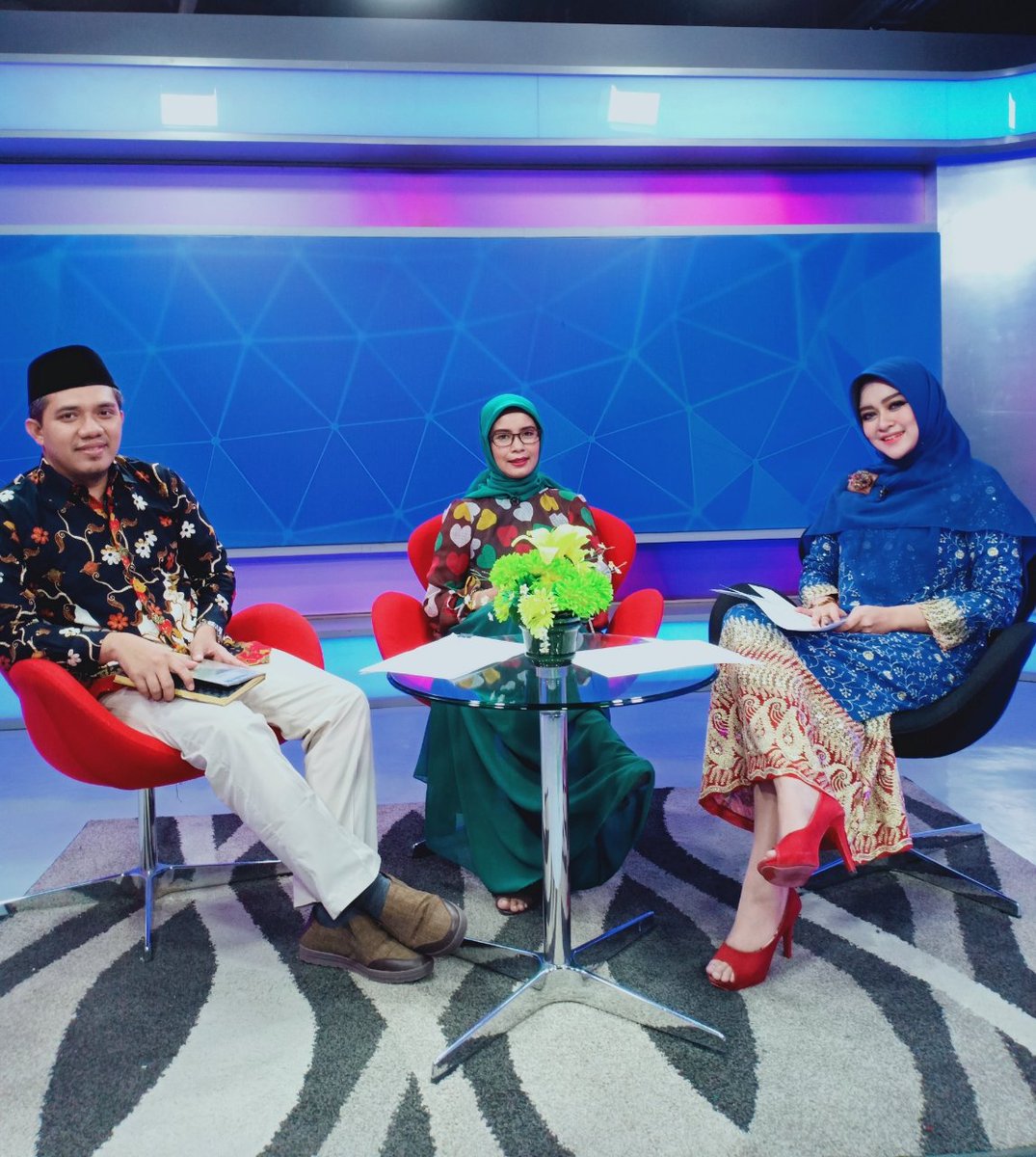 zuraydasalim1's tweet photo. MAU UMROH GRATIS??

Jangan Lupa saksikan
RINDU KA'BAH 
MINGGU PKL 20.00 WIB

@jtv JTV JAWAPOS TV

#talkshow
#presenter
#zedasalim #host #hosttalkshow #arofahminaumrohhaji #rindukabah #rindubaitullah #jtv #jawapostv #prabowosandi #2019prabowopresiden #prabowo #arofahminaumrohhaji https://t.co/AdRVgiqoYz