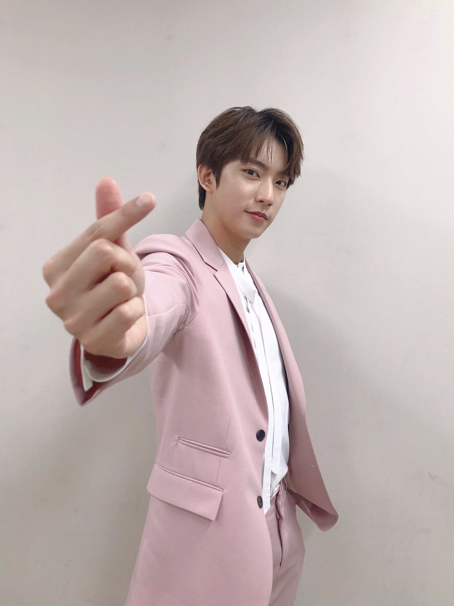 _B1A4OFFICIAL's tweet photo. [#B1A4Story] 190518 2019 드림콘서트
MC로 멋있게 활약한 핑크찬📸

#B1A4 #공찬 #GONGCHAN https://t.co/bkkuMIHywX