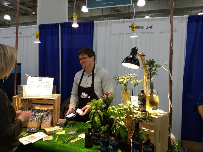 LangCenter_CBS's tweet photo. What a booth at #techday NYC designed by @geturbanleaf's Nate Littlewood '17 and SEAS alum Rob Elliot '15. Specializing in easy-to-care-for indoor gardening products that empower busy urbanites to grow their own food and reconnect with nature! #techdaycbs @Columbia_biz https://t.co/Kldk5Gu5cM