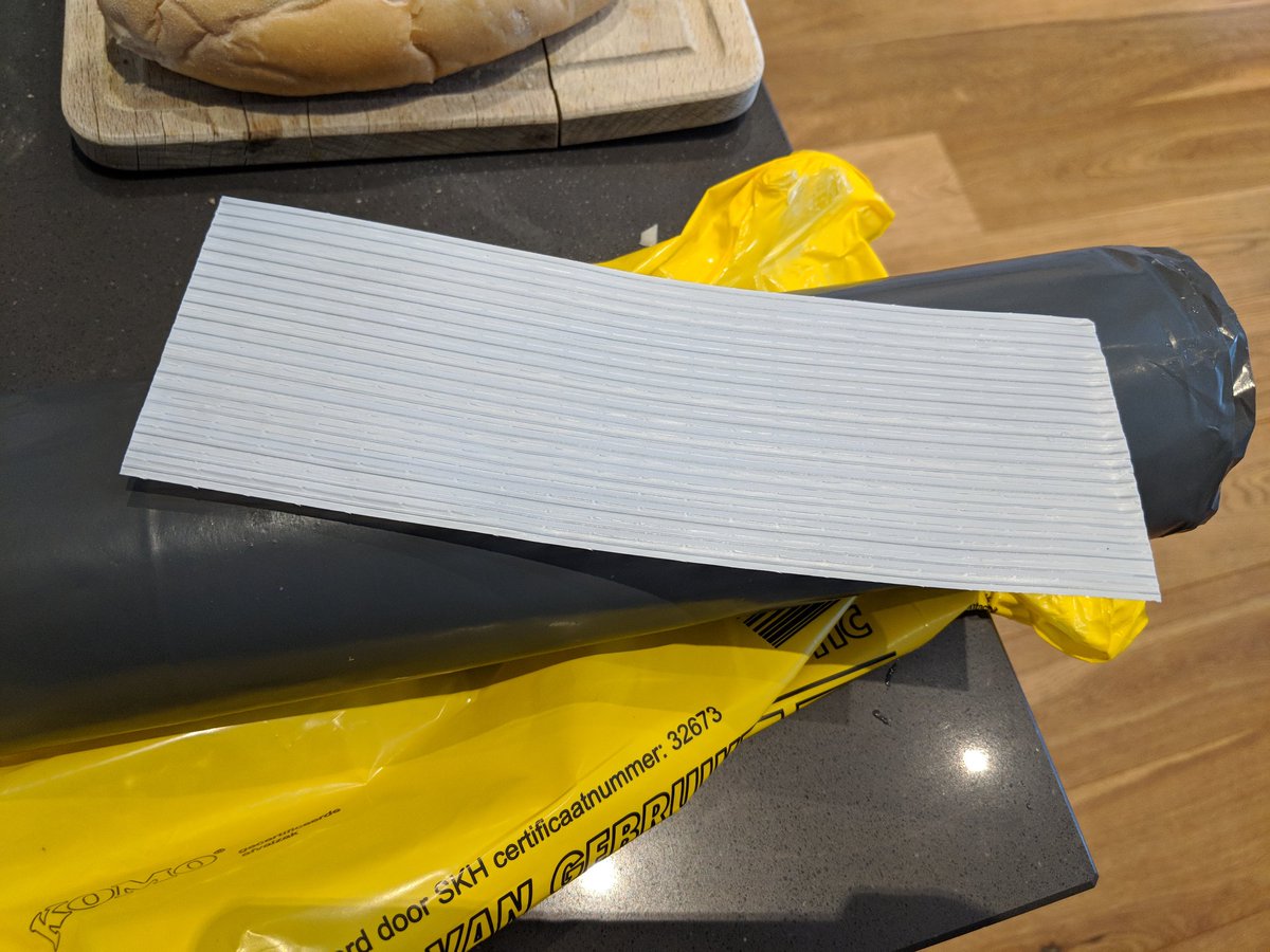 BartMos's tweet photo. Beste mevrouwen en meneren van Komo. Hoeveel duizenden van dit soort sluitstrips denkt u dat er jaarlijks ongebruikt weggeflikkerd worden? Zou het een idee zijn om ze voortaan gewoon weg te laten? Scheelt jullie ook weer pak 'm beet €0,02! #WinWinSituaasie https://t.co/IlaTc9AN0Z