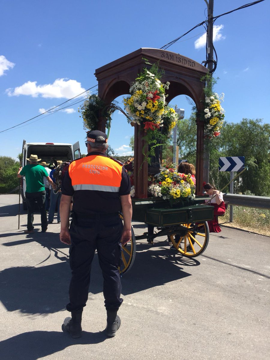 pccasariche's tweet photo. Esta mañana #ProtecciónCivil de #Casariche siempre al servicio del ciudadano, hoy colaborando con la Romería de San Isidro del Rigüelo. Y está tarde volvemos para ayudar en la carrera de bicicletas y de cintas a caballo. Junto con #Ambulancia y @plcasariche @aytocasariche https://t.co/fj0RigeQvB