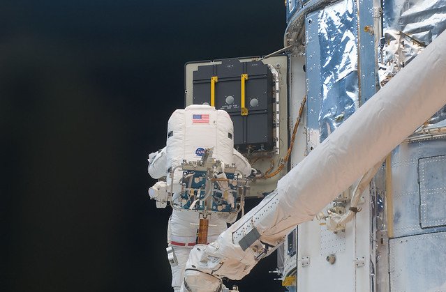 NASAHubble's tweet photo. #Now in 2009, astronauts John Grunsfeld &amp; Drew Feustel (@SciAstro &amp; @Astro_Feustel) replace some of Hubble's original batteries with new ones, which help the spacecraft store energy collected by its solar panels. #SM4live https://t.co/AYymaw80n8 https://t.co/l4Atxm9v1p